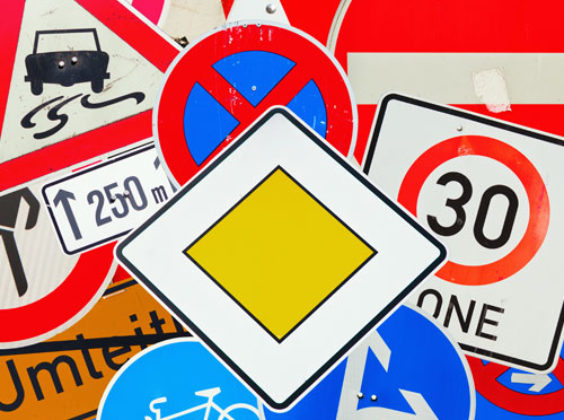 Kuriose Verkehrsregeln auf Reisen – kann es wirklich wahr sein?
