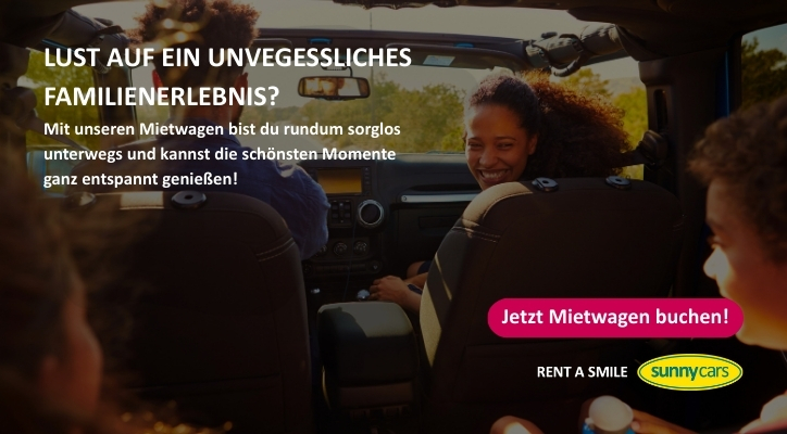 glückliche Familie in einem Auto auf dem Weg in den Urlaub