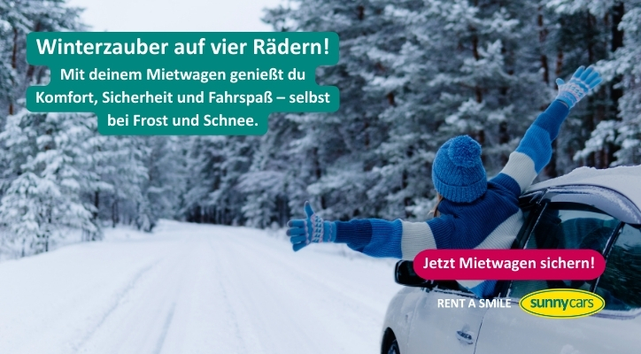 Frau streckt sich aus dem Autofenster in einem verschneiten Wald