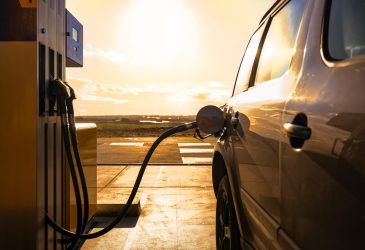 Benzin sparen im Urlaub: Mit Tankregelung und Fahrstil Kosten senken