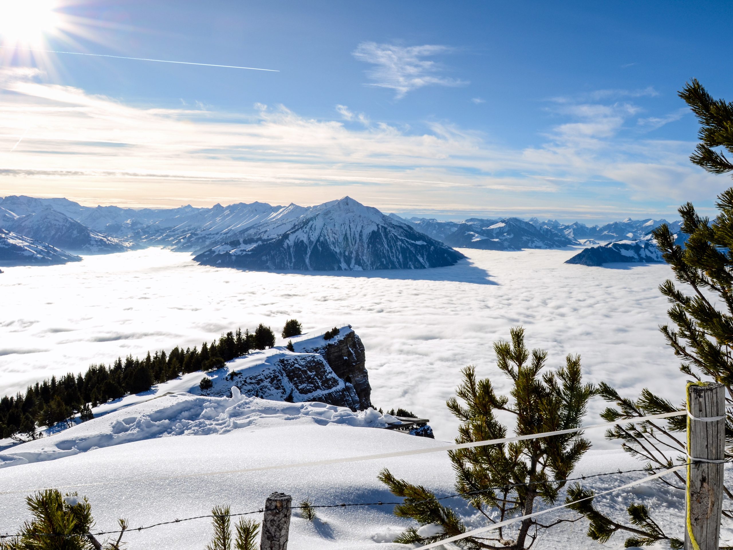 Thunersee im Nebelmeer und Niesen mit Schattenwurf, Berner Oberland, Schweiz