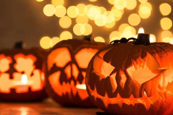 3 geschnitzte Kürbisse für Halloween